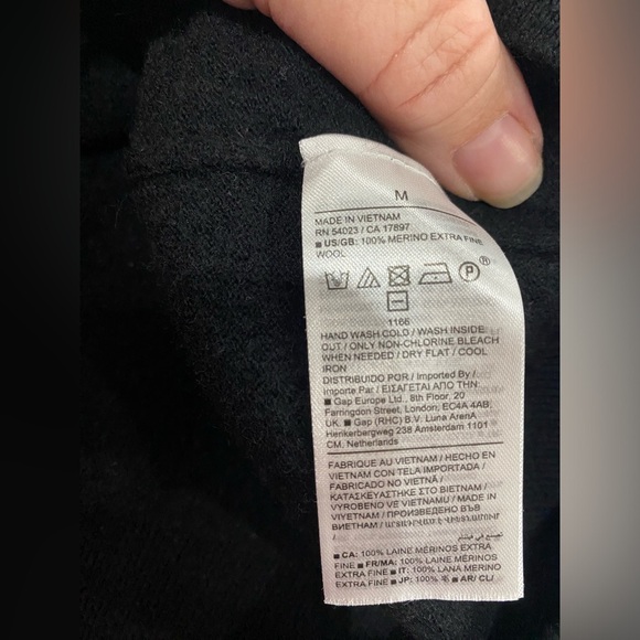 Banana republic 100% Italian merino wool black sweater kids size medium child - Picture 3 of 3